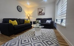 Langley Apartment City Centre Secure Parking 2 Min Walk, Public Transport 1 Min Walk, Great Location Quiet Side Street 2 Bedroom, 2 Bathroom